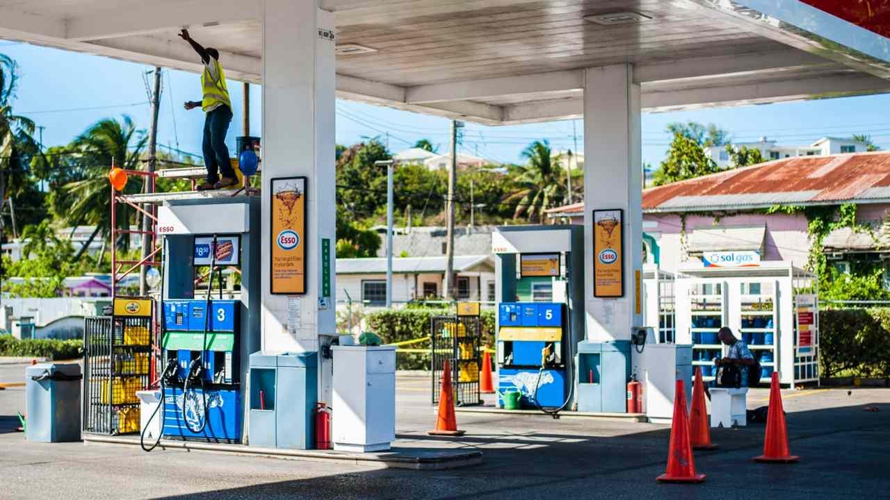 Panel digital de precios de una gasolinera mostrando el coste por litro de Diésel, Gasolina 95 y Gasolina 98