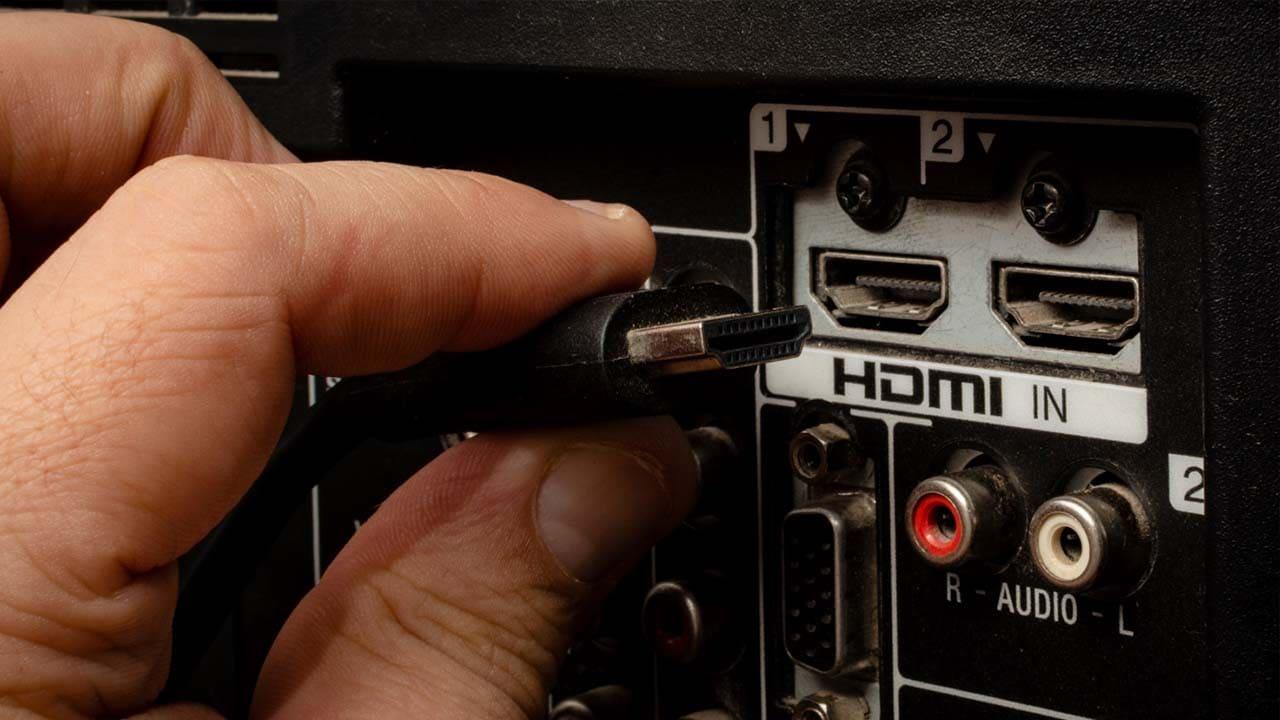 Panel de conexiones de un televisor moderno con cuatro puertos HDMI, donde el puerto HDMI 2 está claramente identificado con la etiqueta ARC para su fácil localización