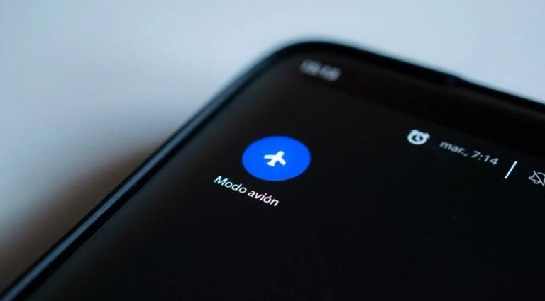 Pantalla de un smartphone mostrando el icono del Modo Avión activado y una notificación que indica que las llamadas de emergencia son las únicas permitidas