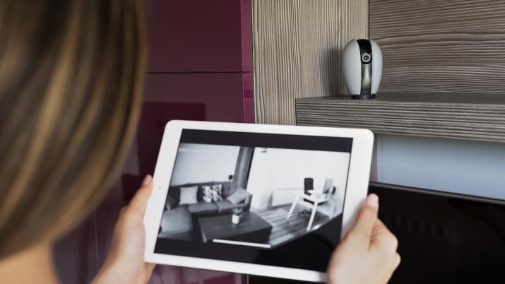 Mujer descubriendo una cámara de vigilancia oculta dentro de un humidificador en su piso de alquiler, ejemplo de vulneración de la intimidad