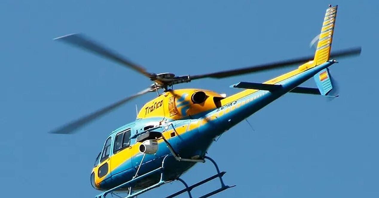 Vista desde la cámara del sistema Pegasus de un helicóptero de la DGT, mostrando la medición de velocidad de un vehículo en la carretera