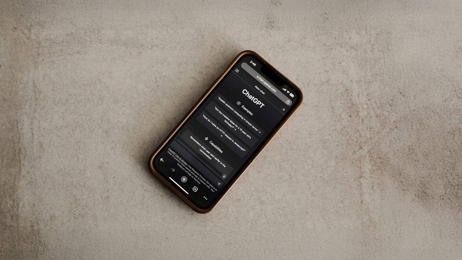 Smartphone mostrando el logo de ChatGPT junto a los iconos de las aplicaciones de Google: Gmail, Google Calendar y Google Contacts, representando la nueva función de integración