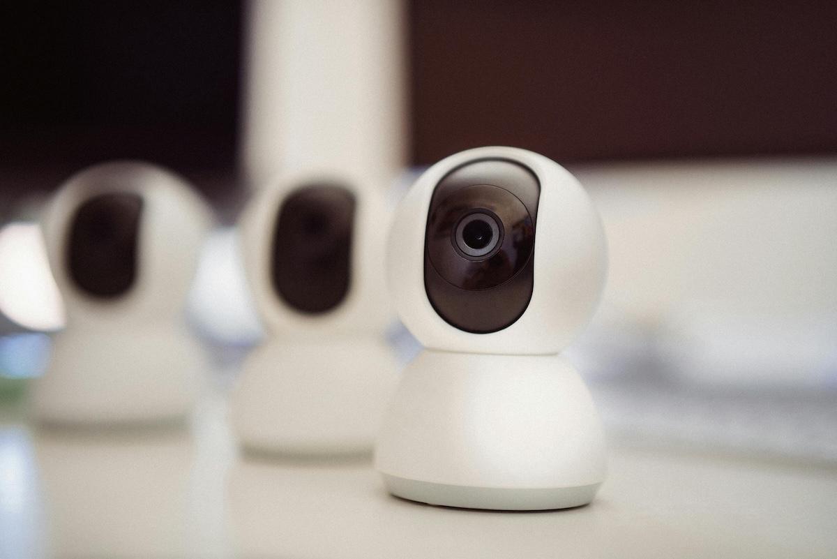 Sistema de videovigilancia con dos cámaras de seguridad instaladas en el techo de un edificio, apuntando en diferentes direcciones