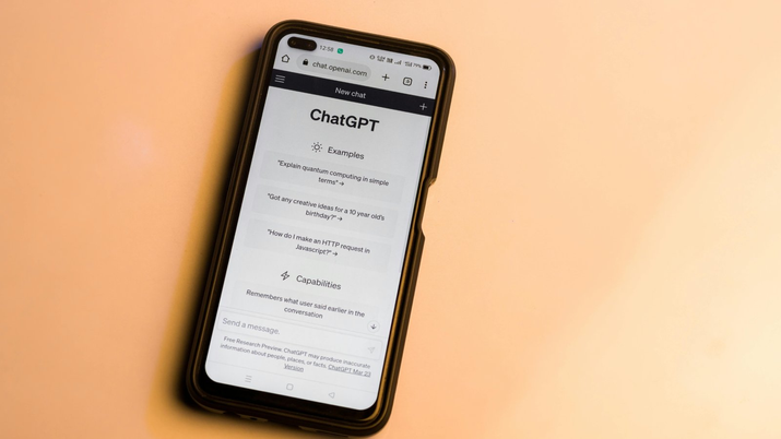 Primer plano de la pantalla de un smartphone mostrando la interfaz de la aplicación ChatGPT, ilustrando el acceso cotidiano a la inteligencia artificial