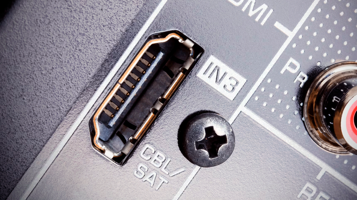 Primer plano del panel trasero de un televisor donde se ve un puerto HDMI con la etiqueta serigrafiada ARC, indicando su función de retorno de audio