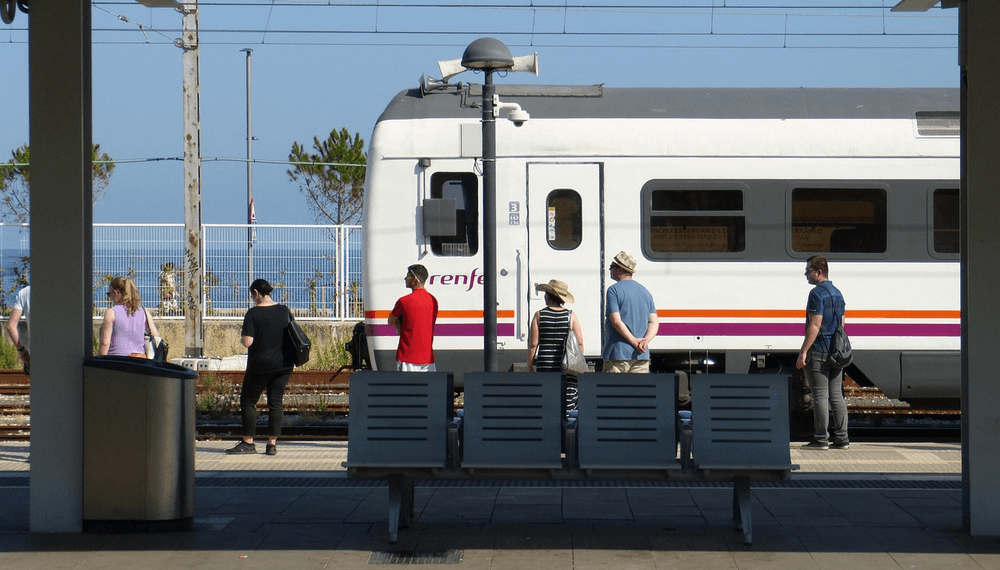 Personas esperando a que llegue su tren de Renfe