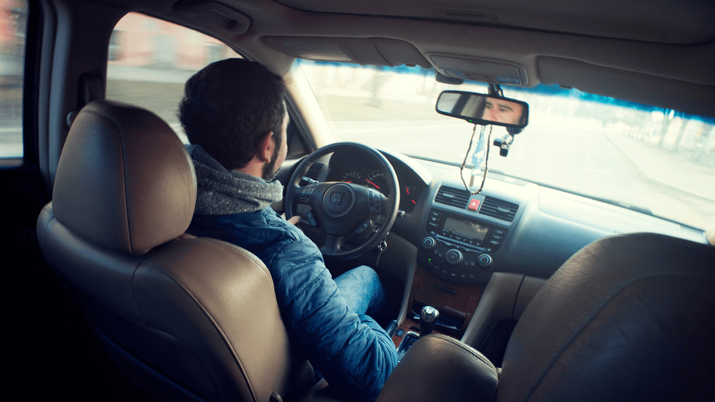 Hombre conduciendo un coche