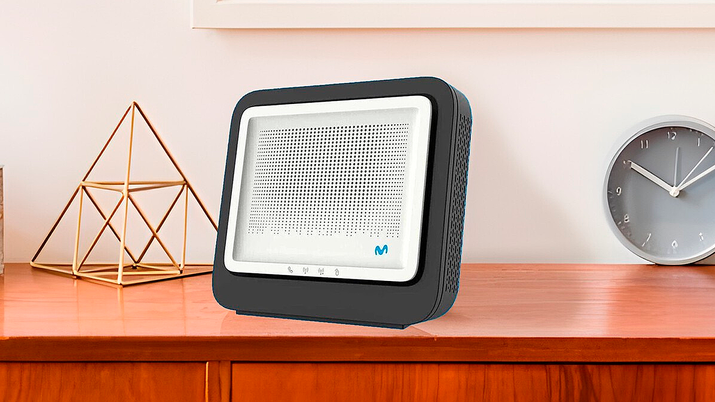 Router Smart WiFi 6 de Movistar de color blanco, visto desde una perspectiva frontal, mostrando su diseño vertical y minimalista.