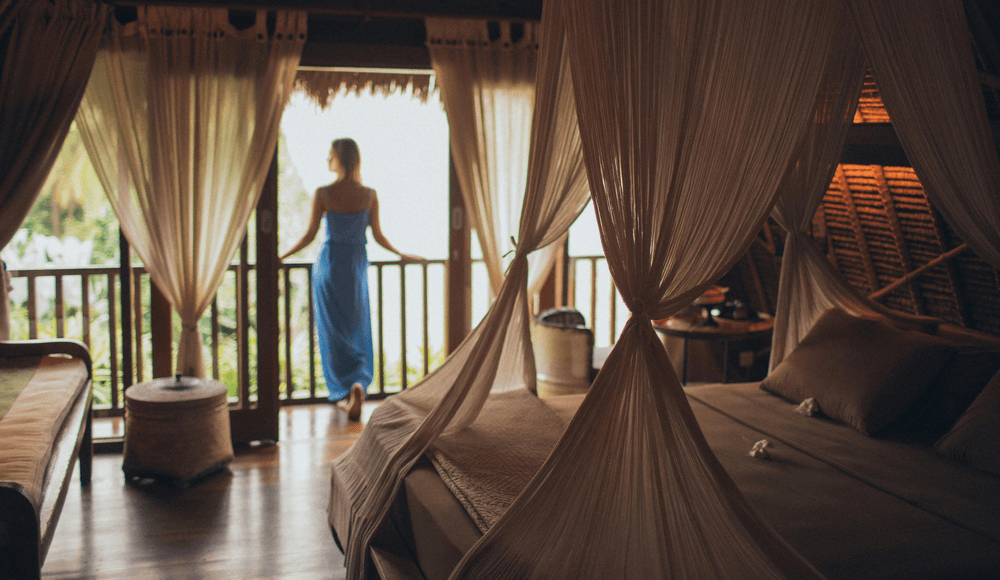 Mujer disfrutando de una habitación de hotel de gran lujo