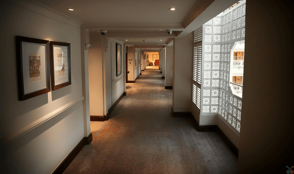 El pasillo de un gran hotel