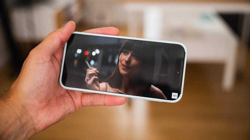 Detalle de una factura móvil mostrando un cargo adicional por la suscripción a un servicio de streaming como Netflix o HBO Max