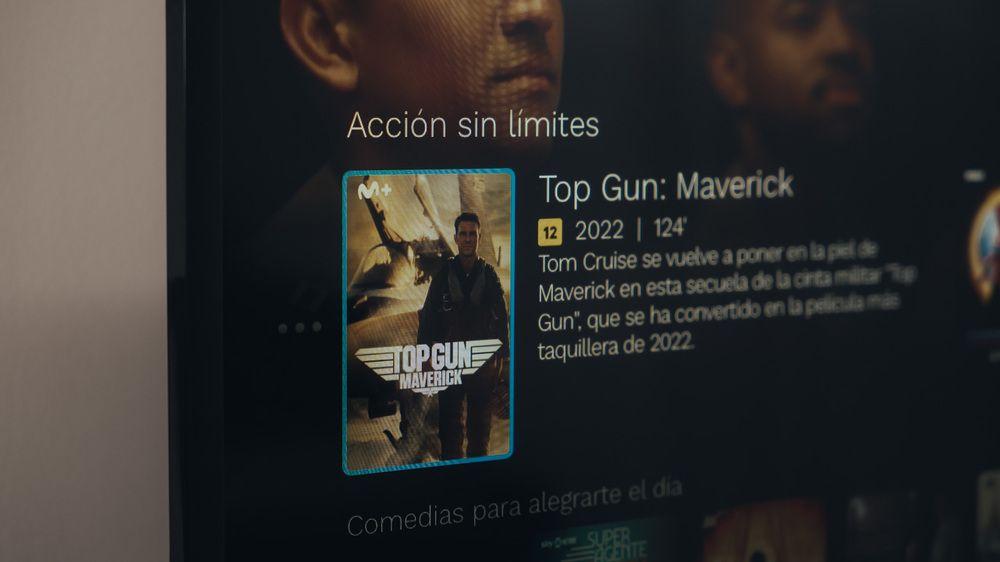 Mando a distancia de Movistar Plus+ apuntando a un televisor con la pantalla de inicio del decodificador