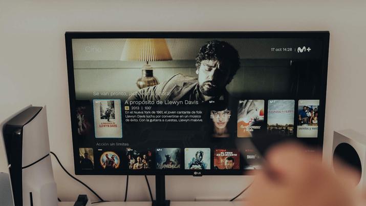 Interfaz principal del decodificador UHD de Movistar Plus+ en un televisor, mostrando el menú de navegación para acceder a series y películas