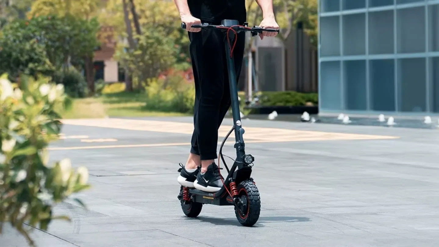 Este patinete eléctrico de iScooter cuenta con una potencia abrumadora y otras características clave