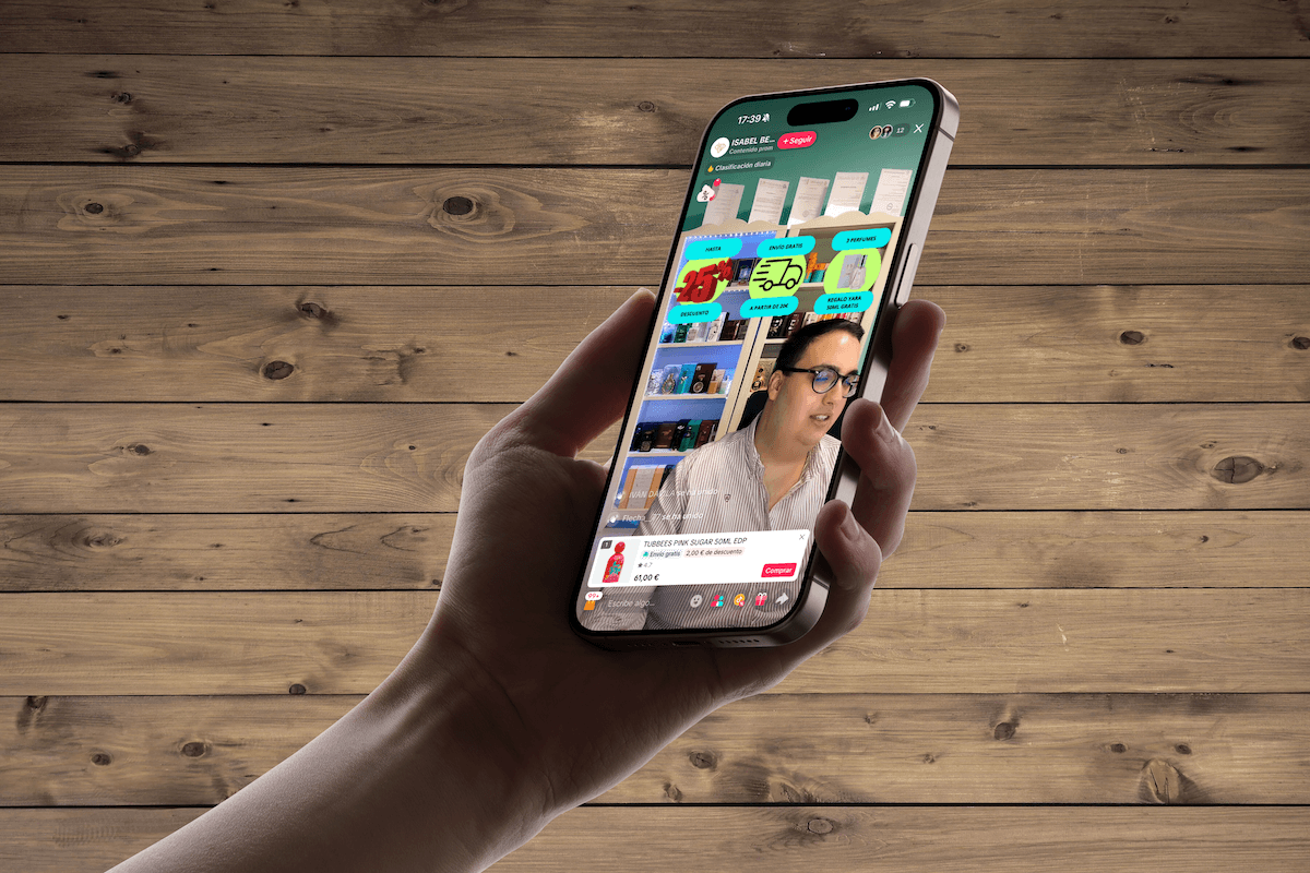 Pantalla de una emisión de 'live shopping' en TikTok Shop, con un producto anclado en la parte inferior para compra inmediata y un chat de espectadores en directo