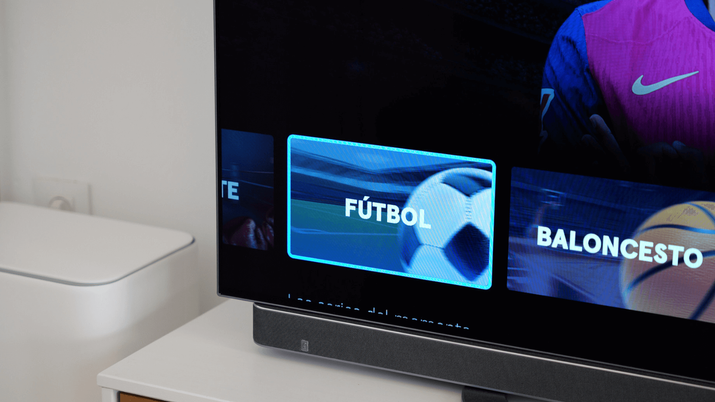 Interfaz de la guía de TV de Movistar Plus+ en una Smart TV, mostrando el listado de canales disponibles para el usuario