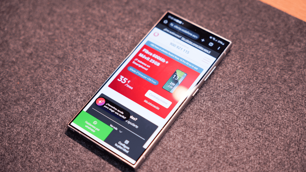 Pantalla de un smartphone mostrando la página web oficial de Vodafone con sus ofertas de fibra y móvil.