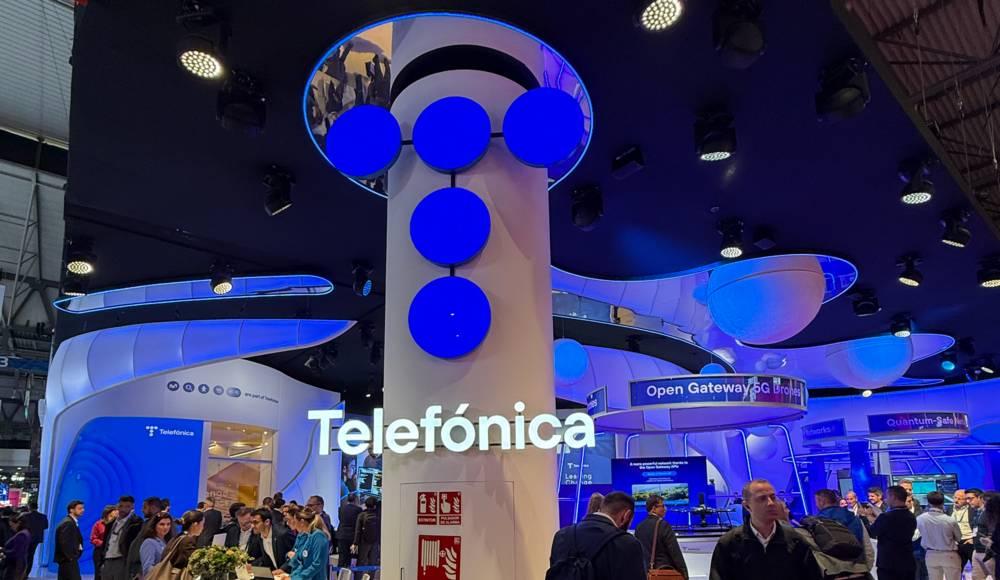 Stand corporativo de Telefónica mostrando sus innovaciones en tecnología 5G y fibra óptica en un evento sectorial