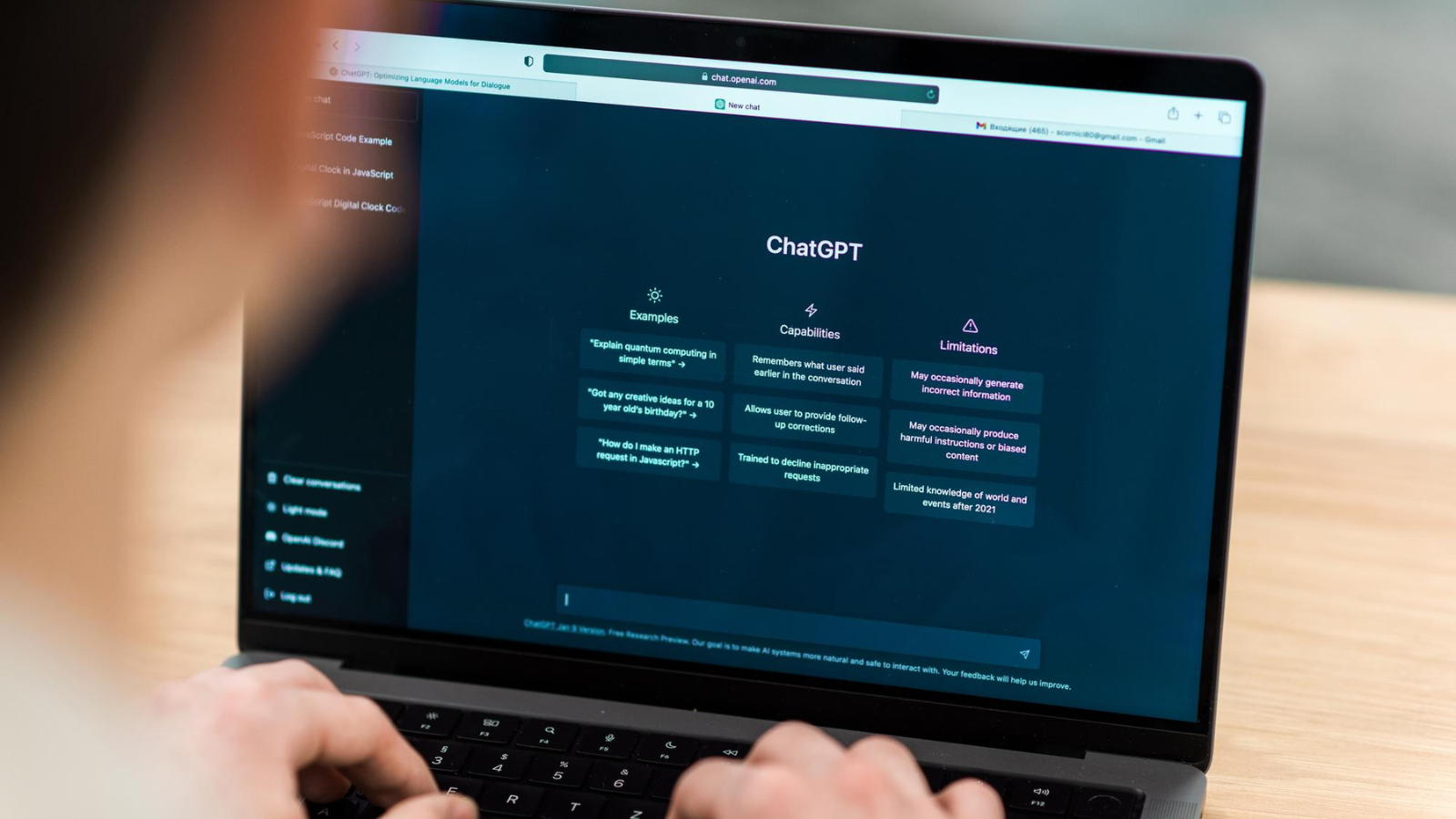 interfaz de ChatGPT en un ordenador portátil