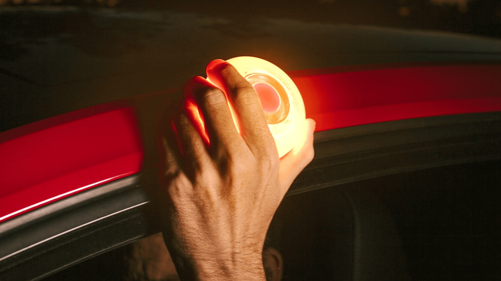 Poniendo la baliza V16 Help Flash en el coche