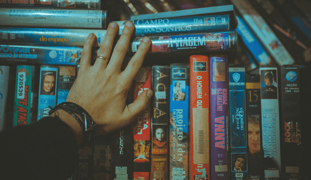 Una estantería llena de cintas de VHS