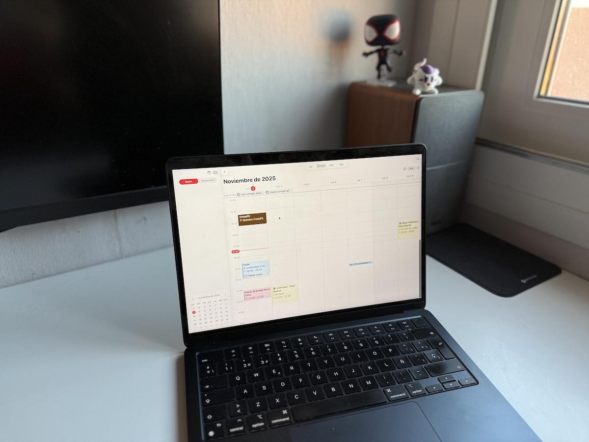 El ecosistema de Apple en acción: un MacBook Air, un iPhone 17 Pro, un Apple Watch Series 11 y unos AirPods Pro 3 sincronizados