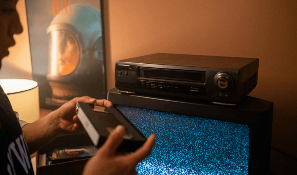 Usuario se prepara para poner una cinta en el reproductor