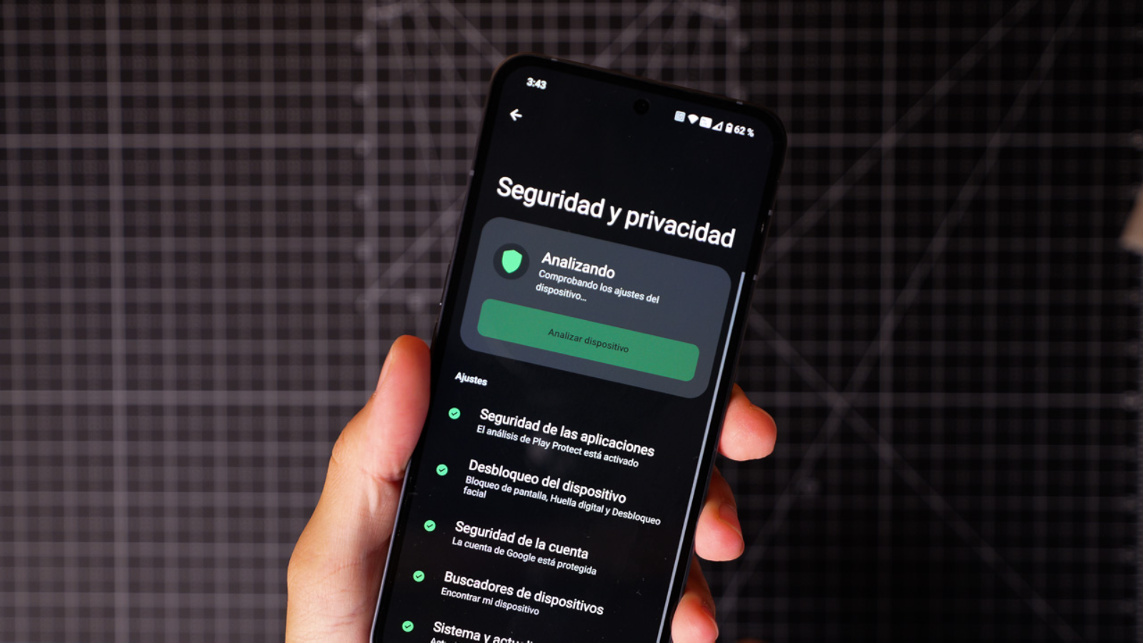 Un móvil Android mostrando los ajustes de Seguridad y privacidad