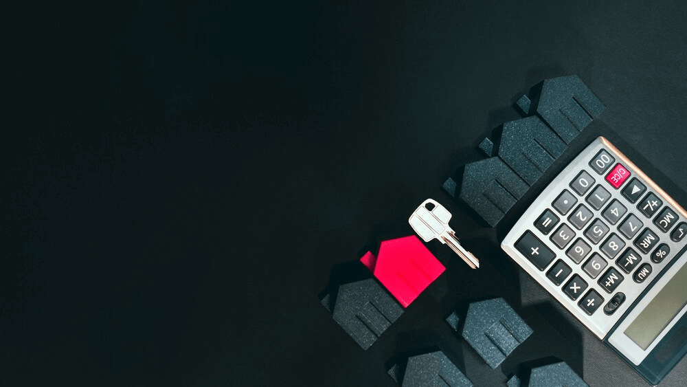 Imagen de una calculadora y varias casas