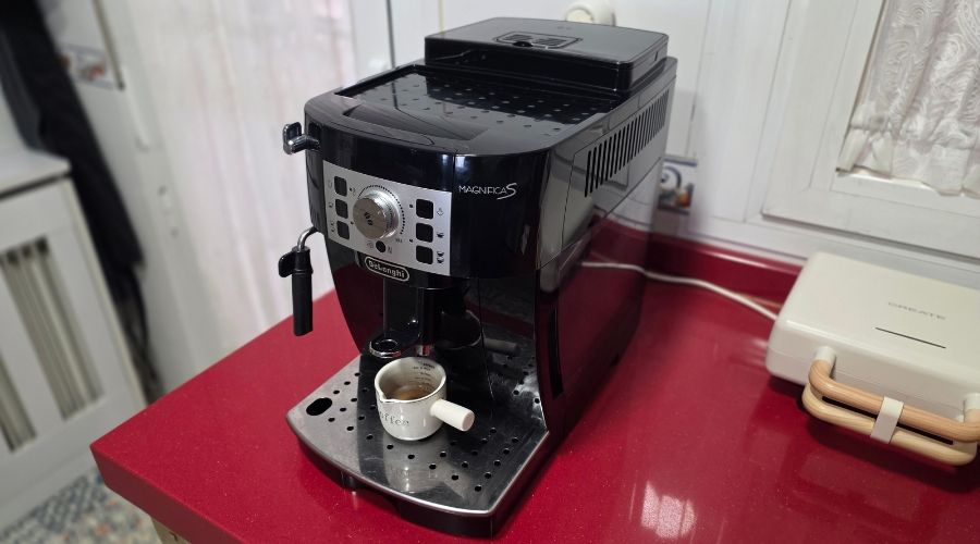 cafetera magnifica S en cocina foto