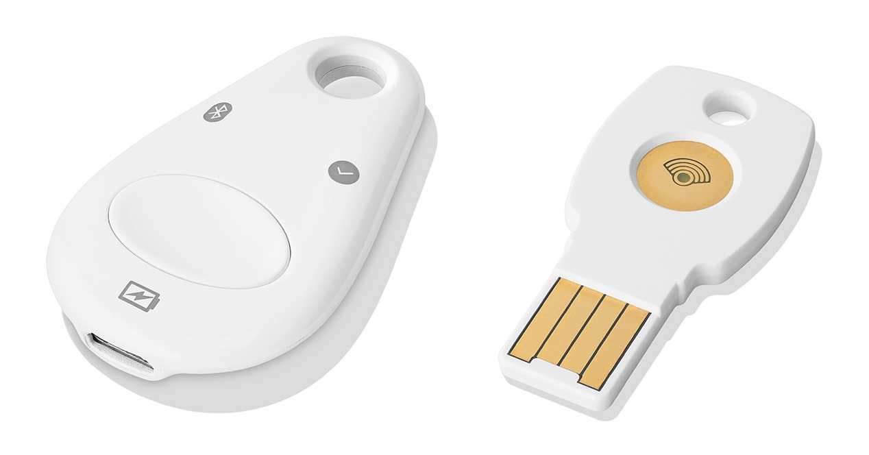 Dos modelos de llaves de seguridad físicas Google Titan, una con conexión USB-C y otra con USB-A y NFC, ejemplos de autenticadores roaming
