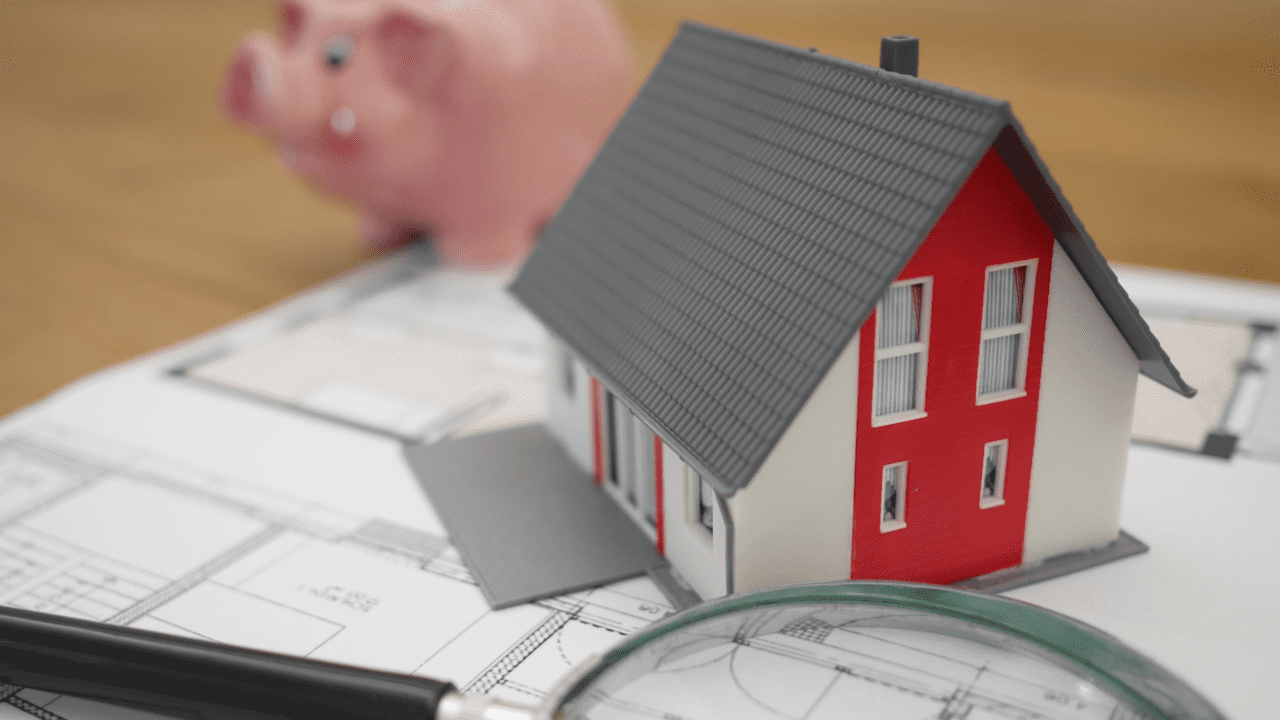 una casa con una hucha detrás