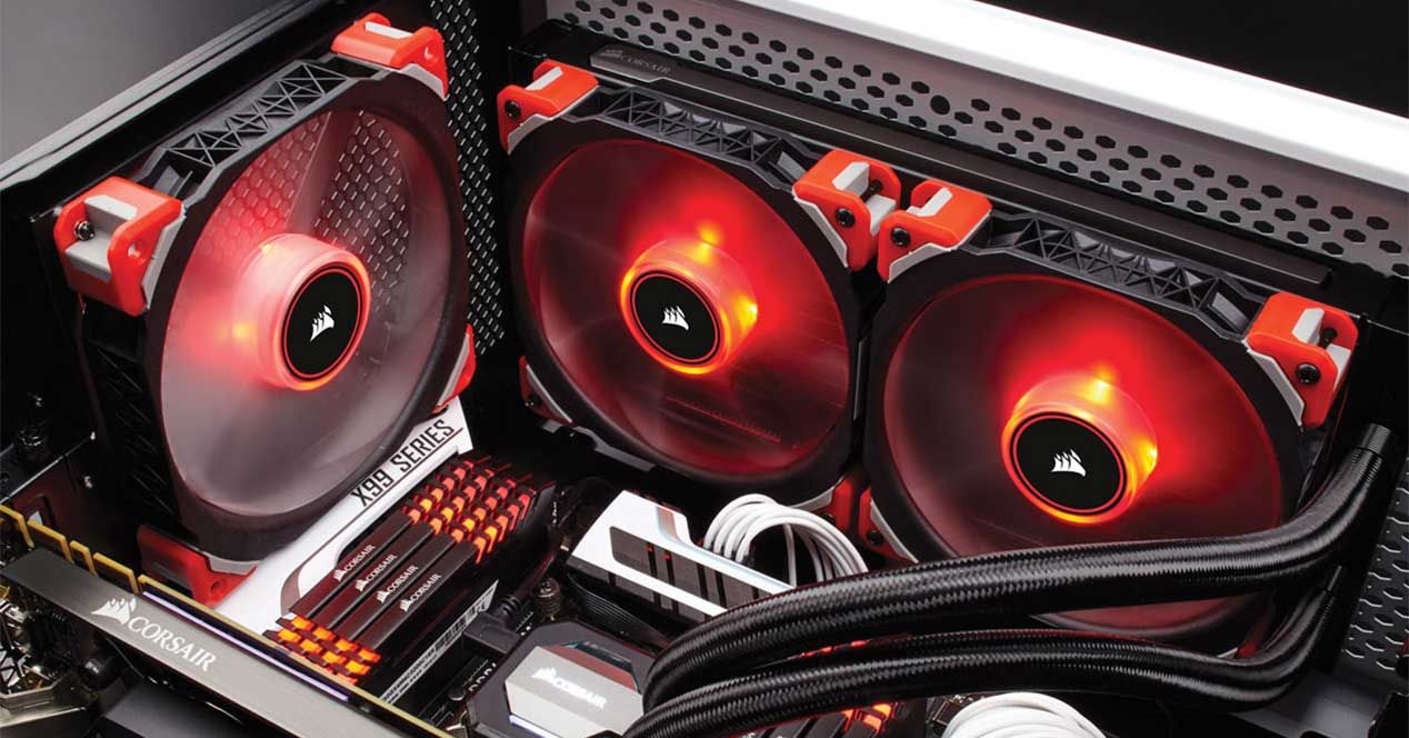 Conjunto de tres ventiladores Corsair para caja de PC, componentes clave del sistema de refrigeración cuyo voltaje no debe ser modificado