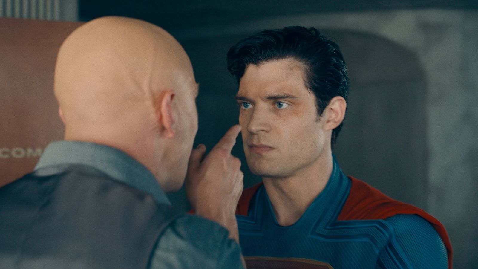 David Corenswet como Superman volando en una escena de la película de 2025 dirigida por James Gunn, luciendo el renovado traje azul y rojo