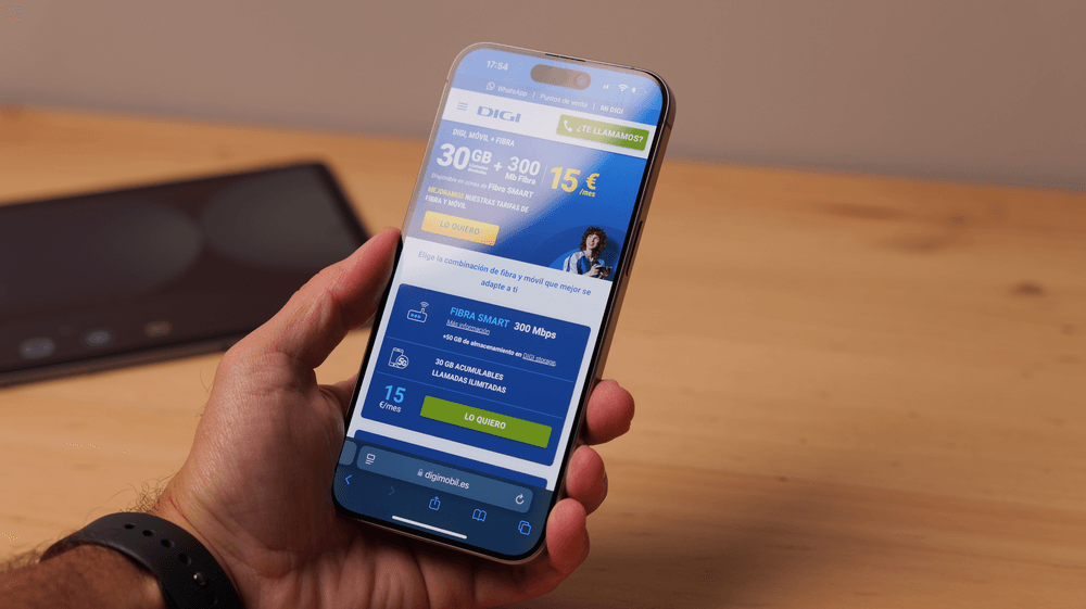 Un usuario sujetando un móvil con la web de Digi