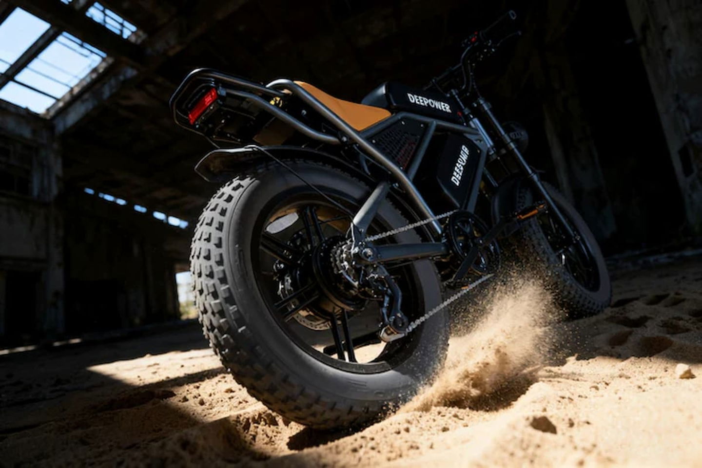 Esta bici eléctrica tiene potencia de sobra para recorrer todo tipo de terrenos, incluso los más empinados