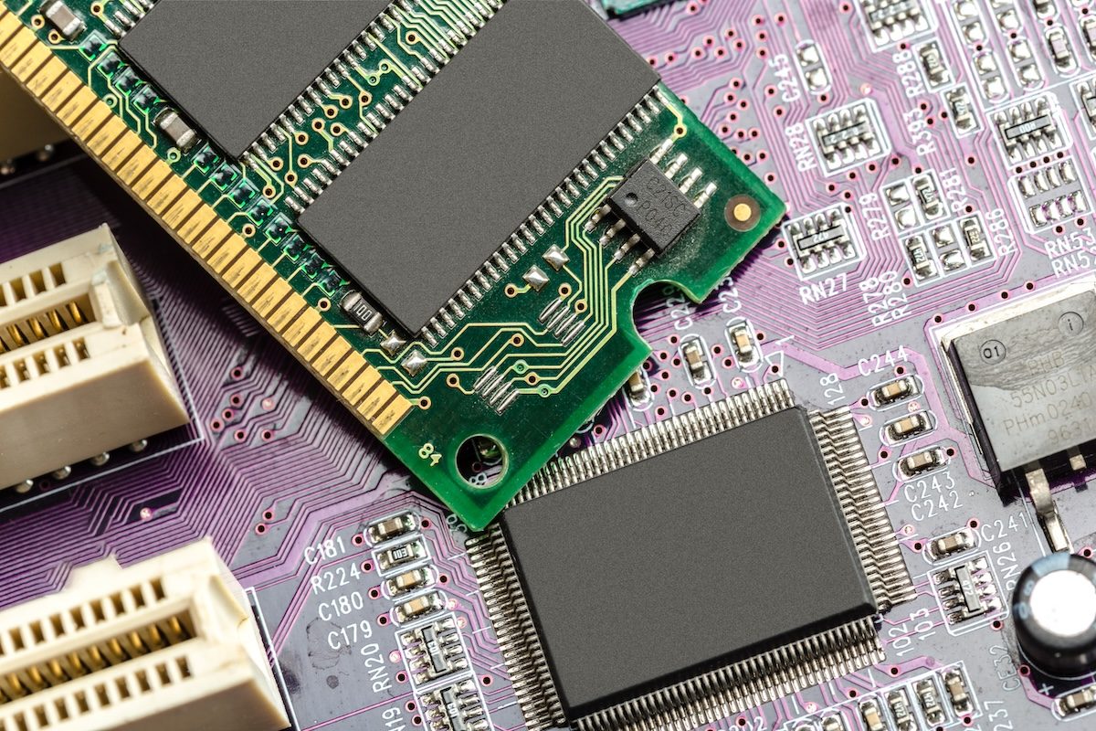 Interior de una fábrica de semiconductores con maquinaria avanzada para la producción de chips de memoria RAM