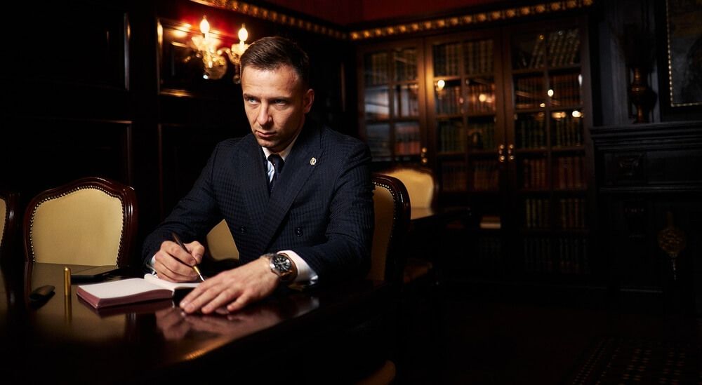 Un ejecutivo redactando un documento