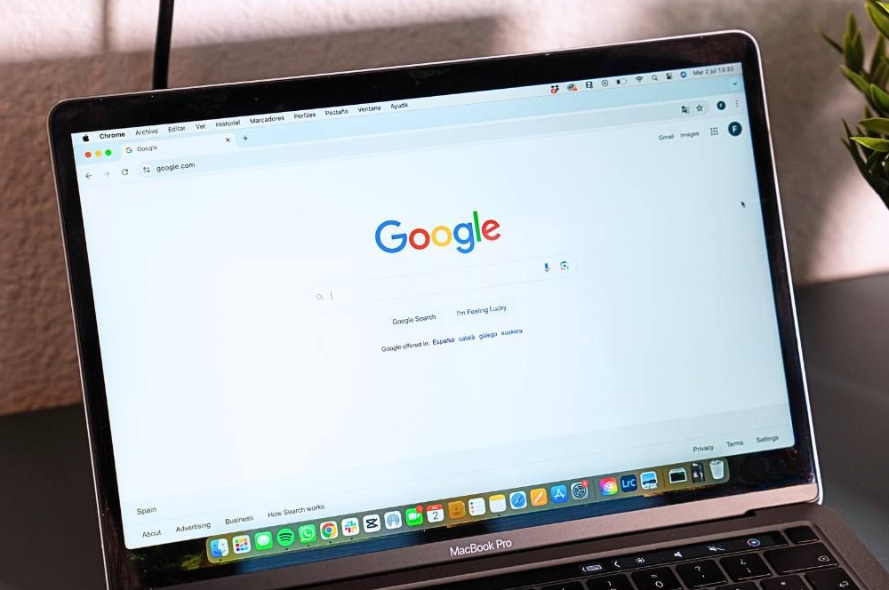 Icono del navegador Google Chrome en la barra de aplicaciones de un escritorio de macOS