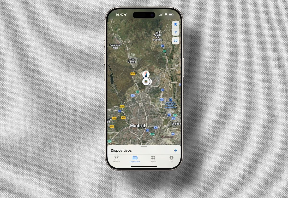 Captura de pantalla de la interfaz 'Buscar' de Apple en un iPad, mostrando la localización de un iPhone en un mapa de una ciudad y las opciones para hacerlo sonar, activar el modo perdido o borrar el dispositivo