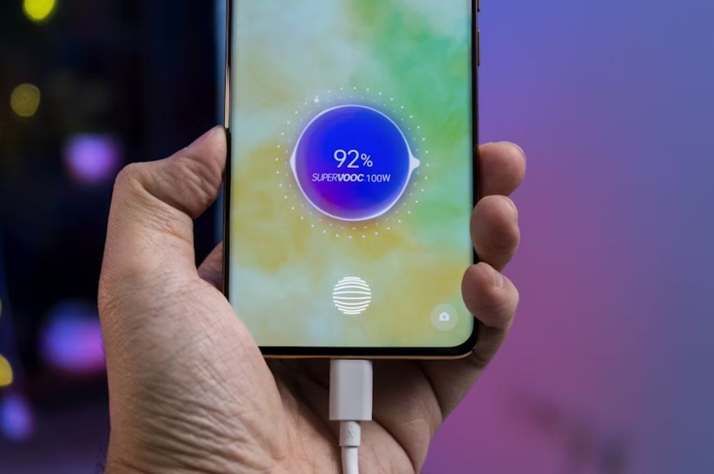 móvil cargando usb c