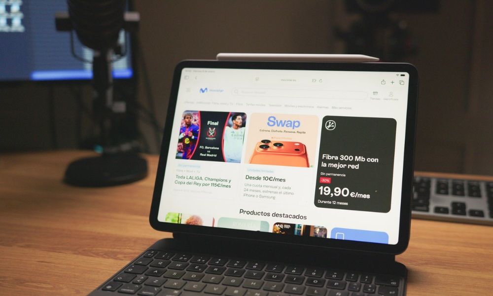 Una tablet con la página web de Movistar