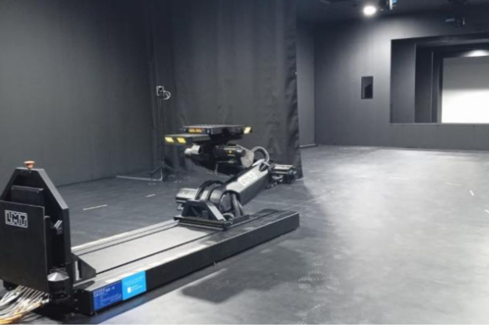 Goniofotómetro GO-A de LMT usado en la sala oscura de 30 metros de largo