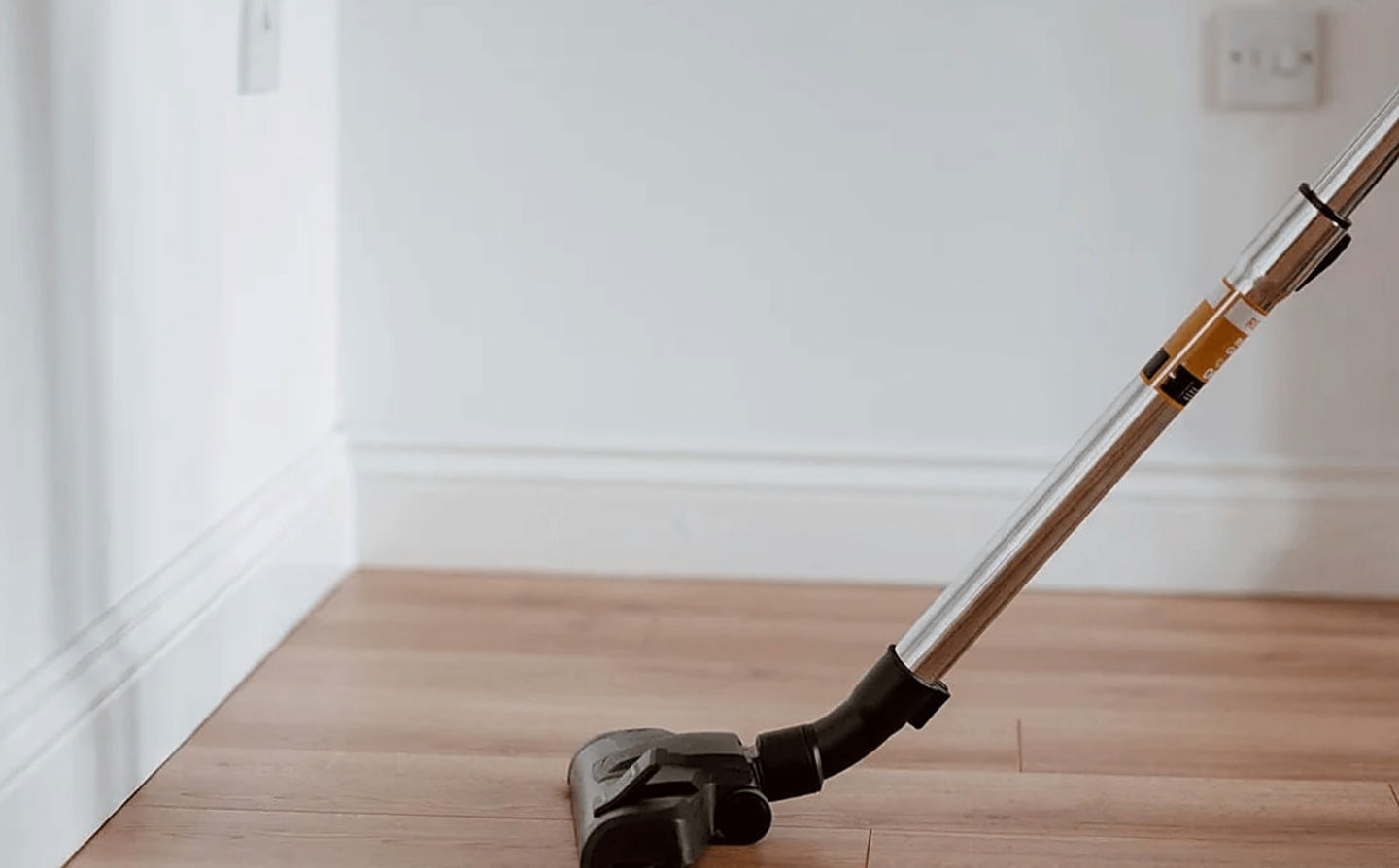 Este aspirador escoba sin cables es lo que necesitas en casa para mantener el piso limpio