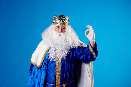 Rey Mago Haciendo Gesto Ok Sobre Fondo Azul 216950 1159
