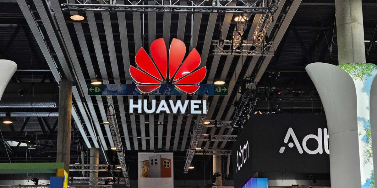 huawei estuvo rastreando a los visitantes de su exposicion en el MWC con un rastreador oculto en una tarjeta