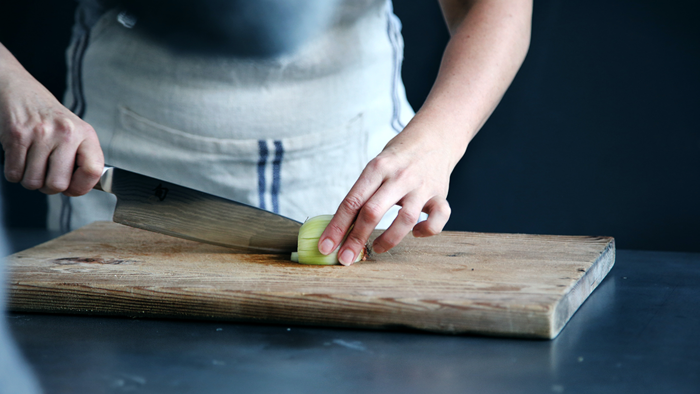 una persona cocinando