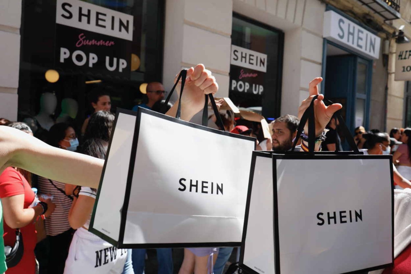 Aglomeración y bolsas en una tienda física de Shein.