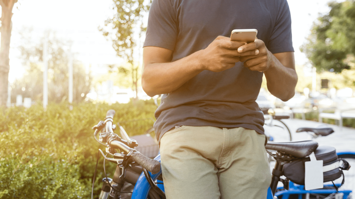 persona con un teléfono movil leyendo un sms