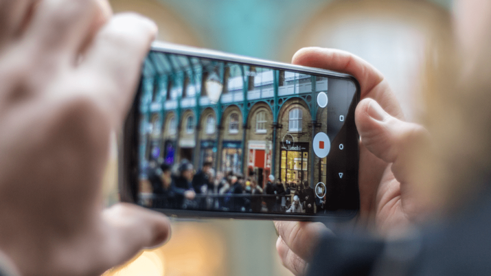 persona haciendo fotografía con un movil